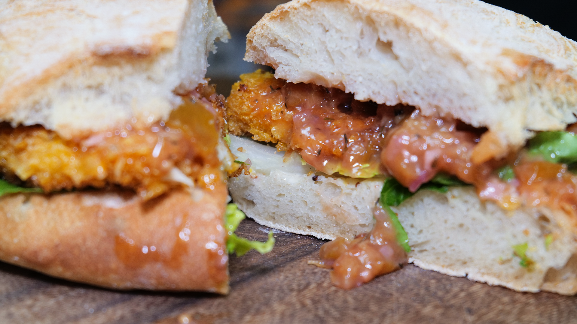 Chicken-Schnitzel-Burger mit Mirabellen-Chutney & Crunch-Panade