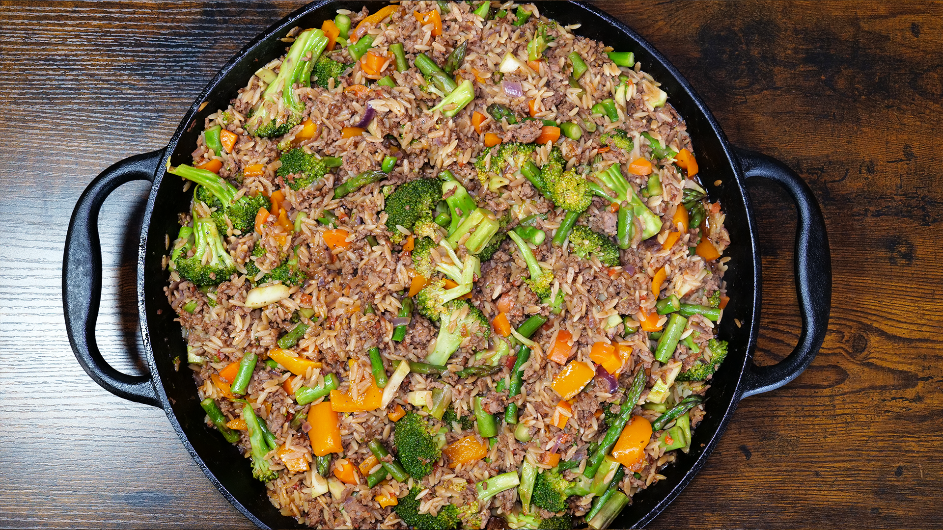 Griechische Hackfleisch-Gemüsepfanne mit Reisnudeln