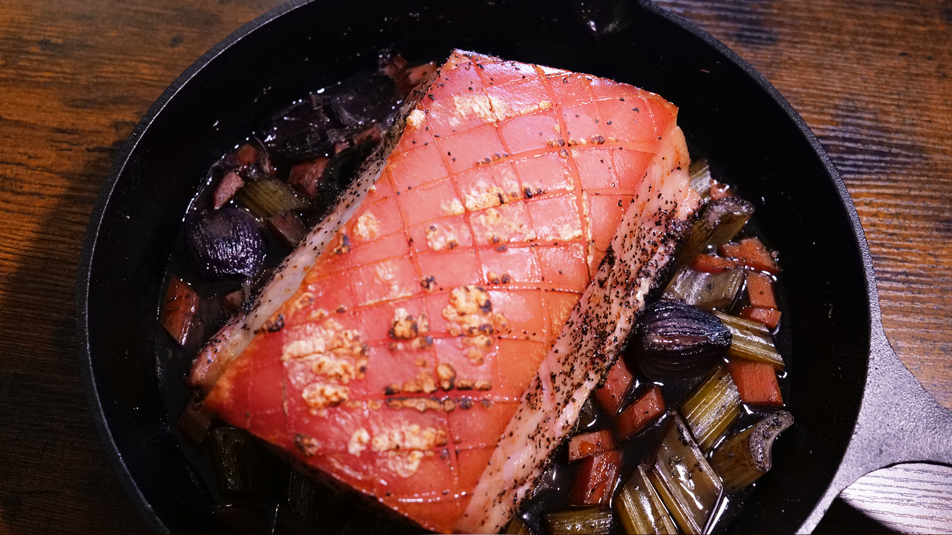 Krustenbraten vom Kamado Joe (selbst gepökelt)